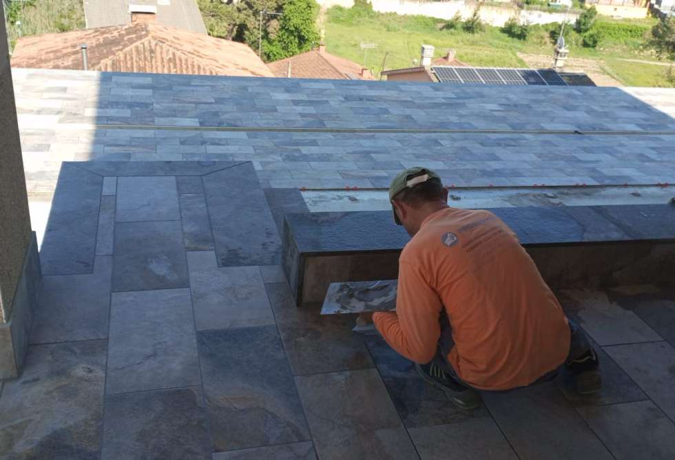 14-colocacion-gres-zona-escalera